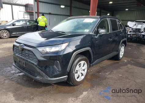 2021 Toyota Rav4 Le z USA, uszkodzony, nr VIN JTMF1RFV4MD069013